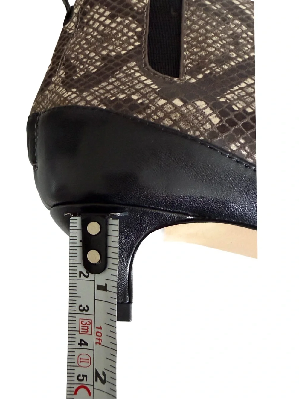 Donald Pliner Dazha Snakeskin Pointed Toe Kitten Heel Booties Size 8